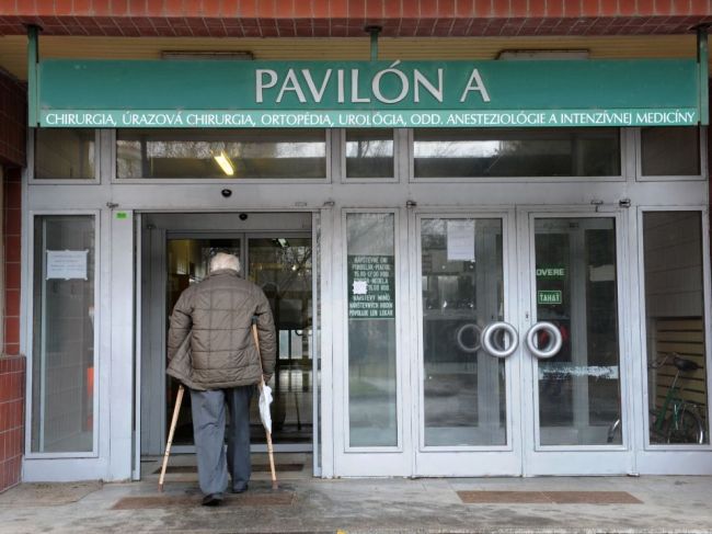 Pre nárast počtu ochorení na COVID-19 reprofilizovali trenčianskej nemocnici lôžka