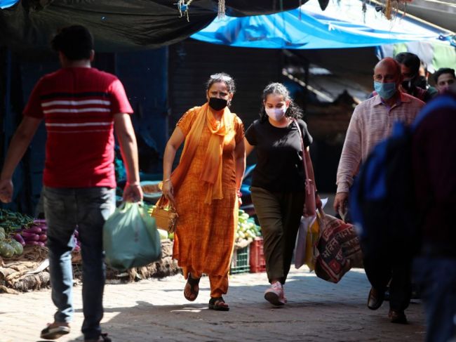 India hlási ďalších 86.000 prípadov nákazy, ochoreniu podľahol aj minister