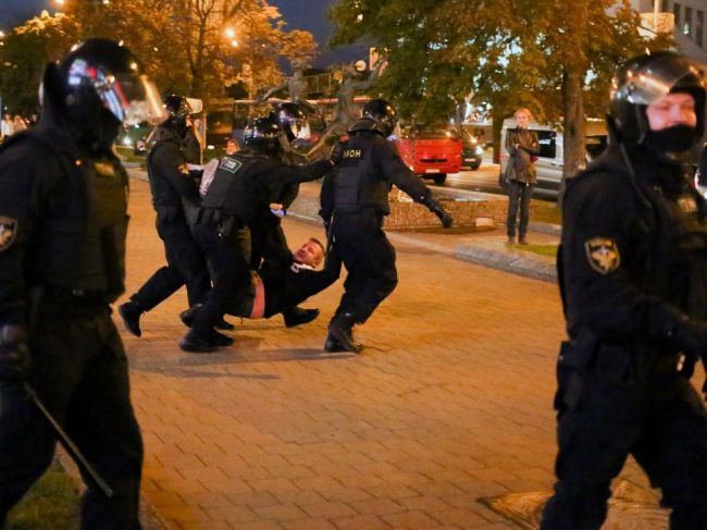 Bieloruská polícia: Po Lukašenkovej inaugurácii bolo zadržaných 364 protestujúcich