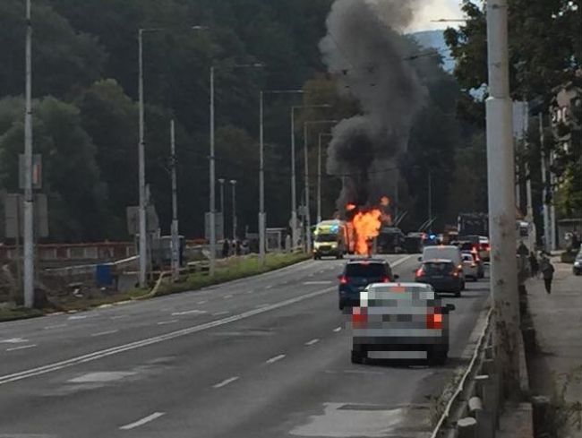 Autobus v Banskej Bystrici zachvátili plamene