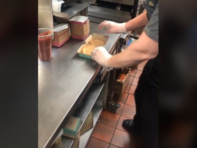 Video: Zákazník si objednal tesne pred záverečnou. Takto sa s tým v McDonalde popasovali
