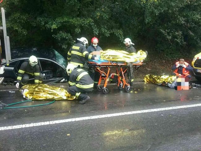 FOTO: Zrážka autobusu s autom pri Čiernom nad Topľou si vyžiadala troch zranených