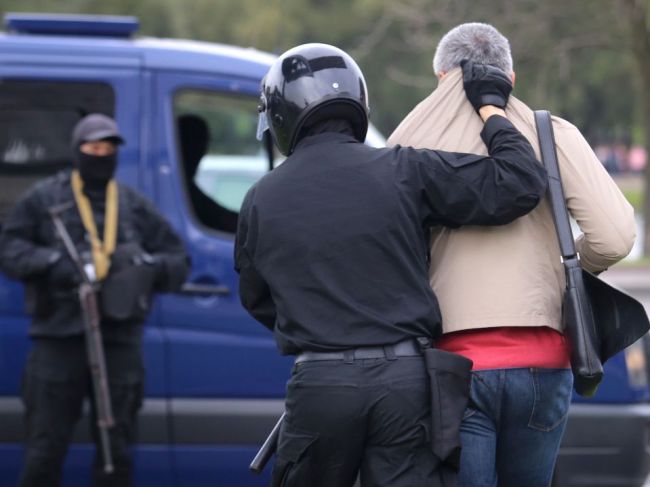 Bieloruská polícia zadržala v nedeľu približne 200 ľudí