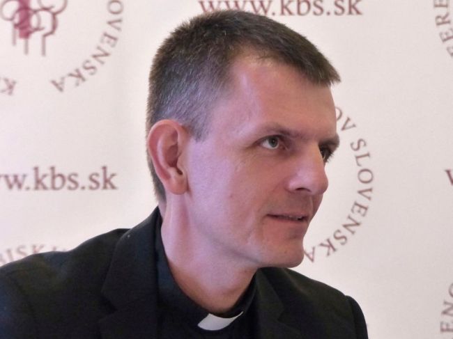 Kramara: Nariadiť kňazom, aby sa prestali verejne sláviť omše, môžu len biskupi