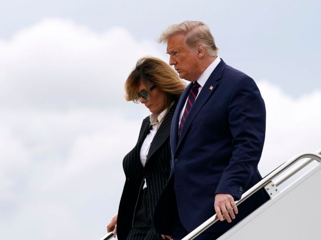 Donald a Melania Trump majú koronavírus