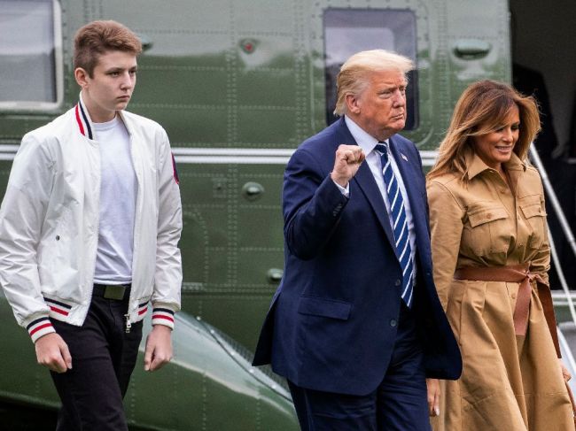 Trump má mierne príznaky nákazy koronavírusom, jeho syn Barron má negatívny test
