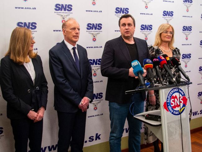 SNS žiada vládu o vysvetlenie dôvodov aj dôsledkov núdzového stavu