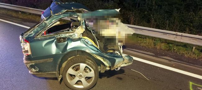 FOTO: Pri zrážke auta s dvoma dodávkami zomrel 18-ročný vodič