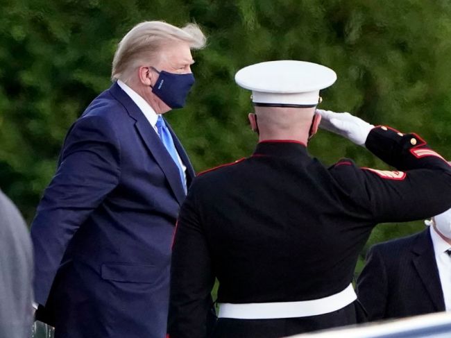 Trump nakrátko opustil nemocnicu, podľa kritikov vystavil iných ohrozeniu