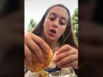 Video: Ako správne jesť burger s hranolčekmi? Inovatívny návod sľubuje ušetrený čas