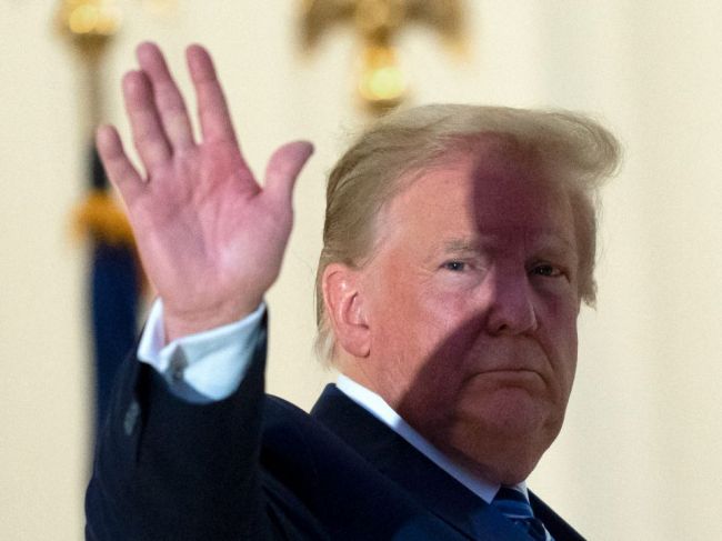 Trump sa po hospizalizácii vrátil do Bieleho domu; je infekčný, ale sňal rúško