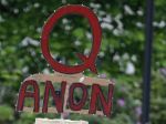 Facebook odstránil účty súvisiace s konšpiračným hnutím QAnon