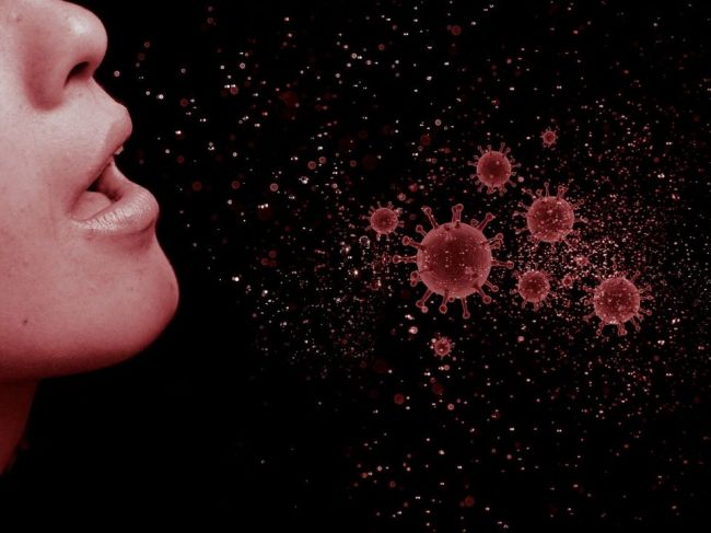 Nový koronavírus sa šíri aj počas rozprávania, vedci varujú pred týmito slovami