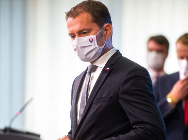 Premiér: Antigénové testy budú pomocou, štandardom však ostanú PCR testy