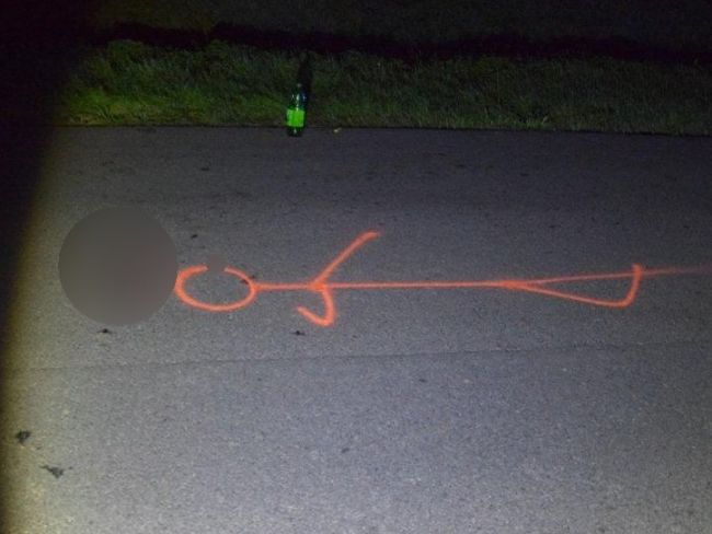 Muža na ceste prešlo auto, vodič pokračoval v jazde