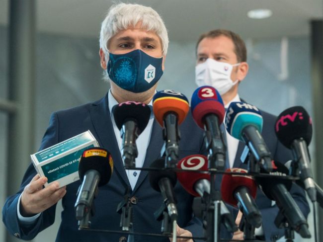 Slovenskí vedci vyvinuli citlivejšie PCR testy, štátu darovali 100.000 kusov
