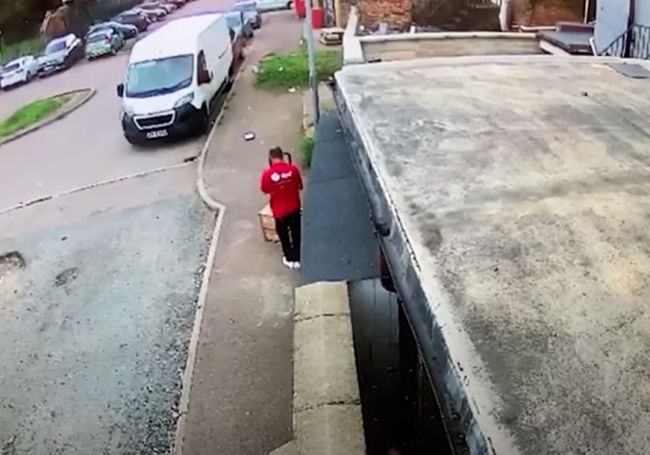 Video: Toto urobil kuriér s drahým balíkom, kamera zachytila nehorázne konanie