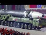 Severná Kórea predviedla na prehliadke gigantické nové balistické strely