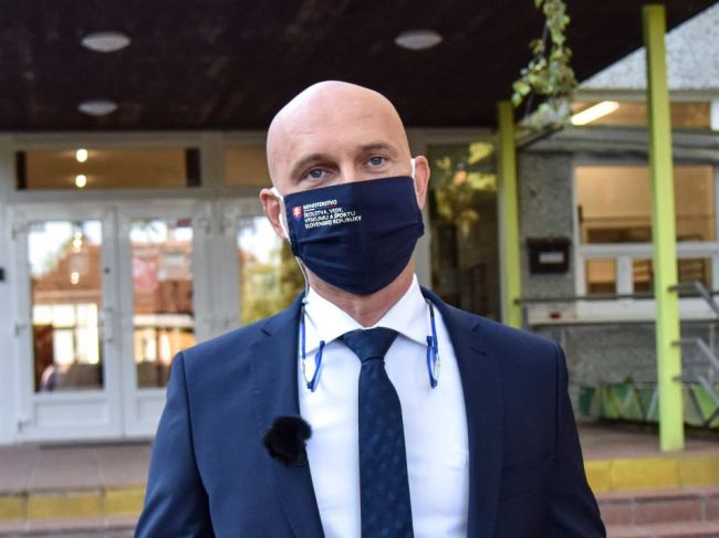 Stredoškoláci sa majú až do odvolania učiť z domu