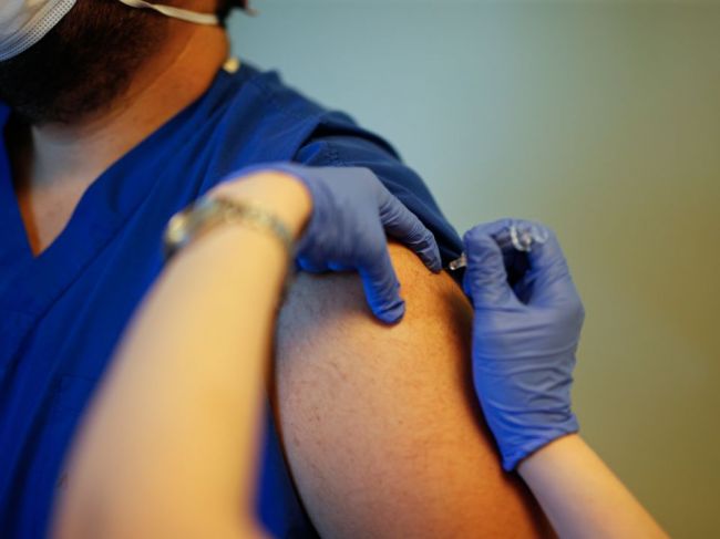 Ako vplýva očkovanie proti chrípke na riziko COVID-19