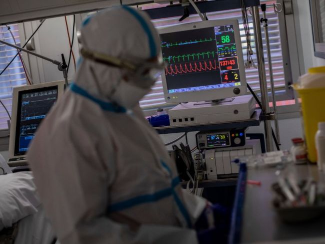 V Paríži sa zapĺňajú "covidové" lôžka; šéf nemocníc žiada sprísniť obmedzenia