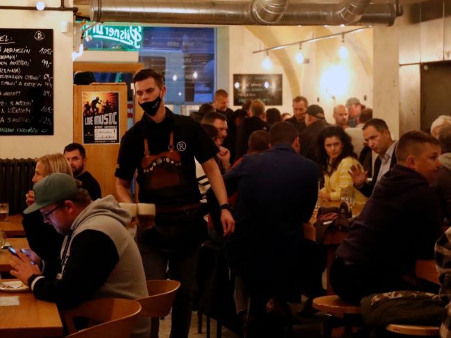 V Česku pribudlo 8325 nových prípadov, platia sprísnené protiepidemické opatrenia