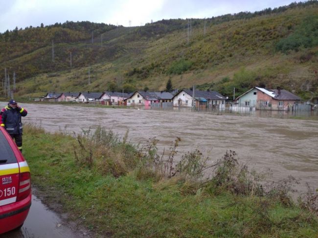 Hasiči pre povodne evakuujú občanov