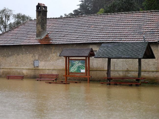 Bodva sa vyliala, zaplavila domy a cesty