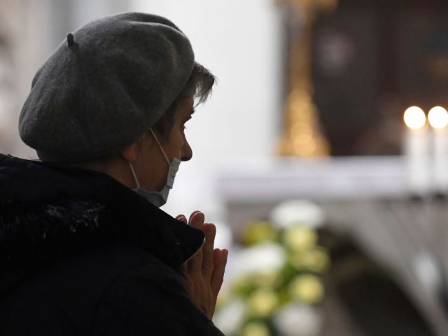 Biskupi posielajú kňazom inštrukcie ohľadom plošného zákazu bohoslužieb