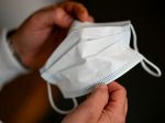 Od štvrtka bude nosenie rúška povinné takmer všade, do kina či divadla sa nedostanete