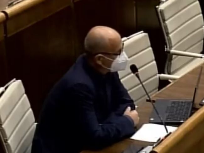 Video: Kotlebov poslanec to už nevydržal. V parlamente "naložil" popieračom pandémie