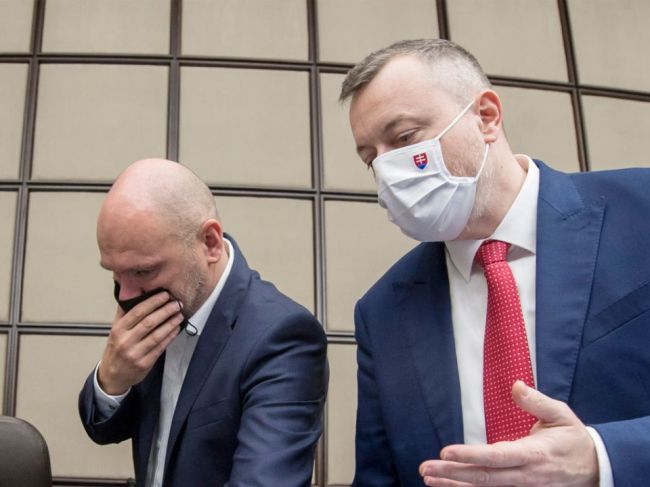 Hlas-SD avizuje odvolávanie Krajniaka a trestné oznámenie na Sulíka
