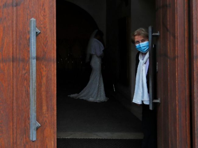 V Česku v piatok zatiaľ pribudlo vyše 5600 nových prípadov nákazy koronavírusom