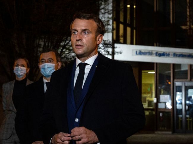 Francúzsky prezident Emmanuel Macron odsúdil teroristický útok na učiteľa