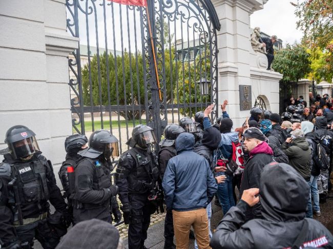 Ultras fanúšikovia protestujú pred úradom vlády, policajti použili aj slzný plyn