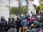 Ultras fanúšikovia protestujú pred úradom vlády, policajti použili aj slzný plyn