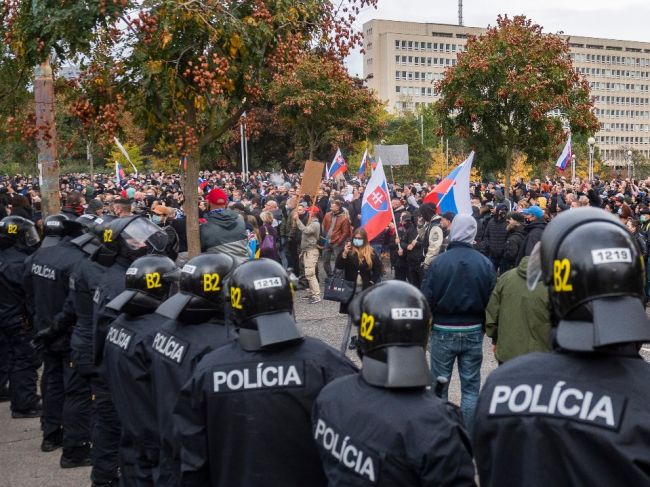 Polícia na mieste protestu zadržala niekoľko osôb