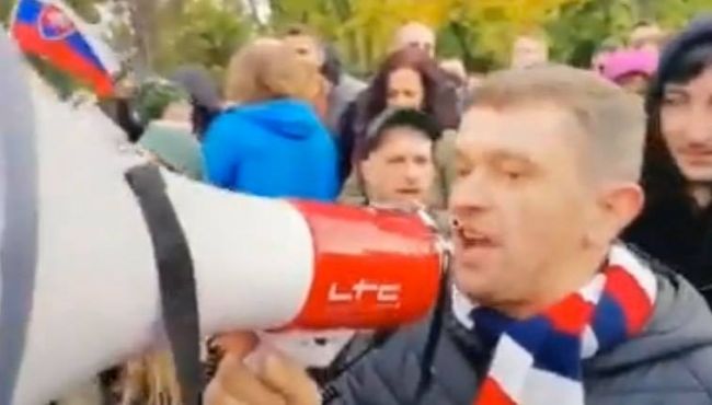 Polícia pátra po identite mužov a detí na proteste v Bratislave