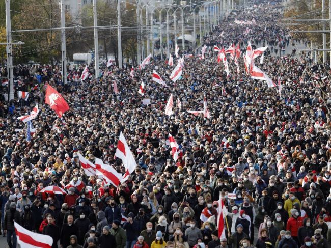 Na pochode proti Lukašenkovi v Minsku polícia zatkla najmenej 50 ľudí