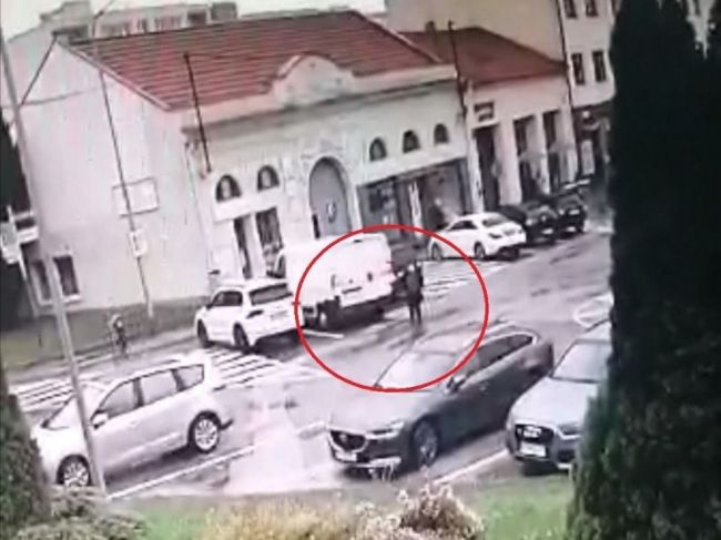 Vodič zrazil 84-ročnú ženu pri cúvaní, následkom zranení podľahla