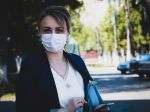 V Česku bude nosenie rúšok povinné aj v autách a vonku na území obcí