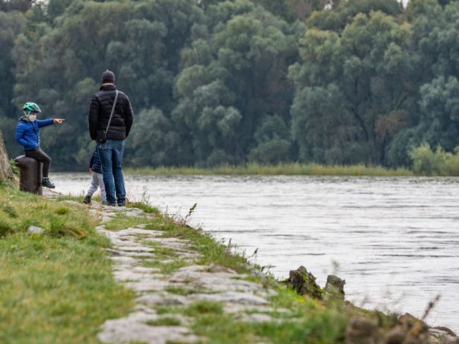 Na západnom aj východnom Slovensku naďalej platia výstrahy pred povodňami