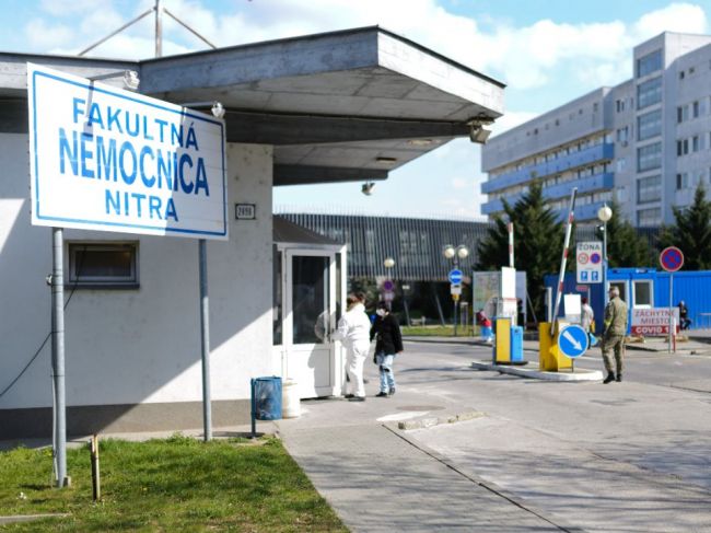 V nitrianskej nemocnici sú koronavírusom infikované desiatky zdravotníkov