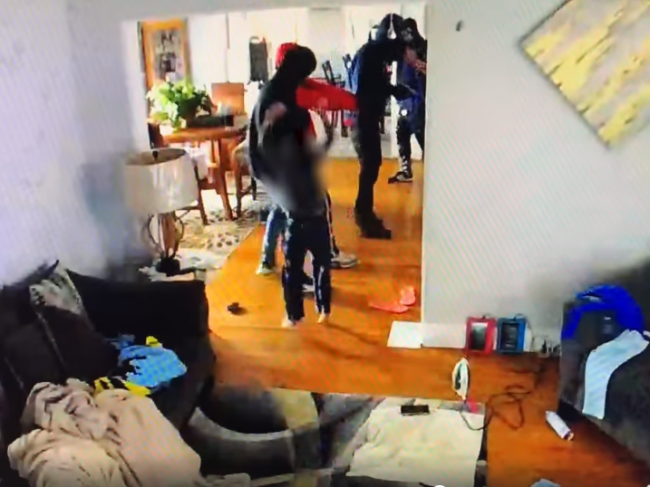 Video: Do domu vtrhli ozbrojení lupiči, takto proti nim zasiahol 5-ročný chlapec