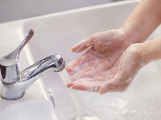 Nedostatočná hygiena rúk môže spôsobiť ochorenia tráviaceho traktu i kože