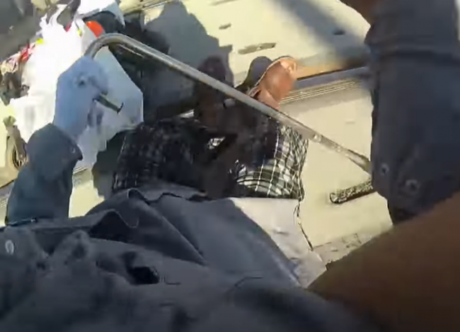 Video: Neskutočný zásah policajtky, takto zachránila muža na vozíčku