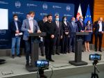 Ostaňte doma, vyzvali v mene policajtov a zdravotníkov ministri