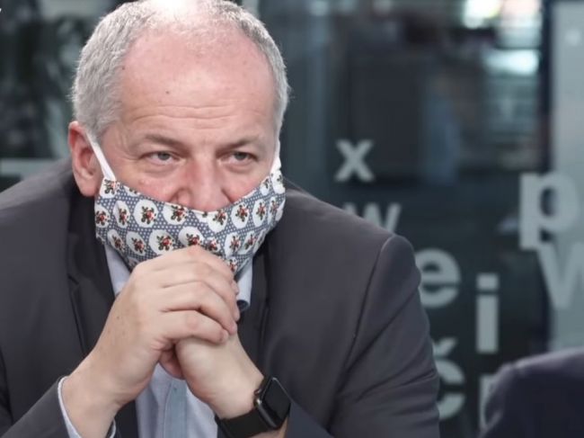 Minister Prymula bol napriek zákazu v reštaurácii bez rúška, žiadajú jeho odstúpenie