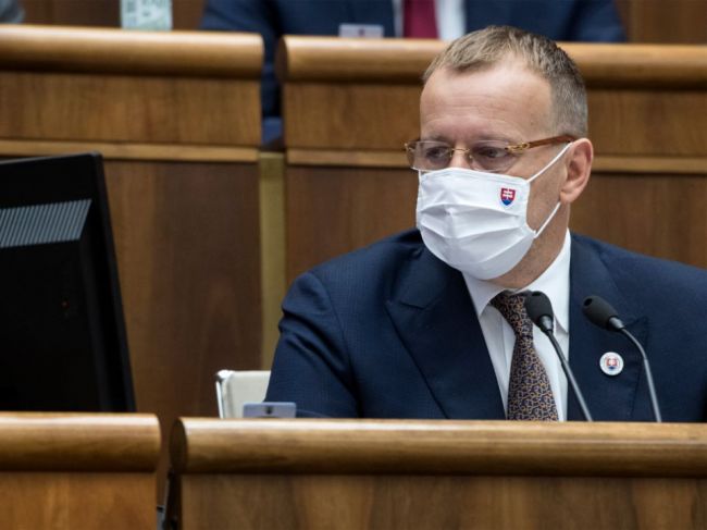 Kollár prerušil schôdzu do utorka, poslancov otestujú na koronavírus