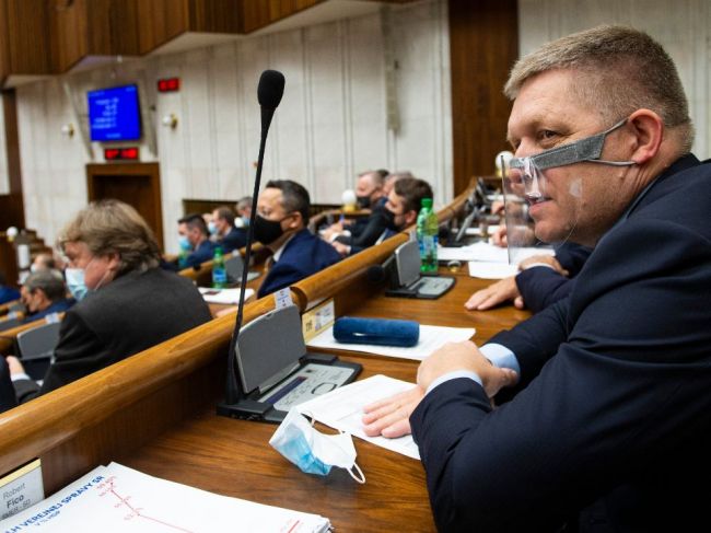 Poslanci pôsobiaci v Smere a Hlase sa v piatok nezúčastnili testovania